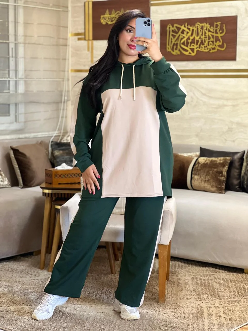 طقم السويت شيرت بـ (Hoodie) وتصميم ثنائي اللون