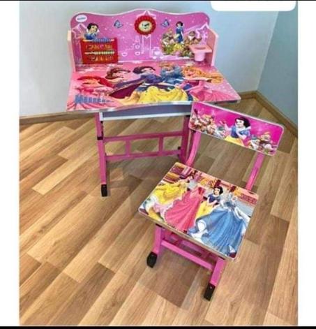 مكتب دراسي للأطفال مع كرسي قابل للتعديل  .  تصميم كرتوني ملوّن ومريح للتعلم في المنزل
