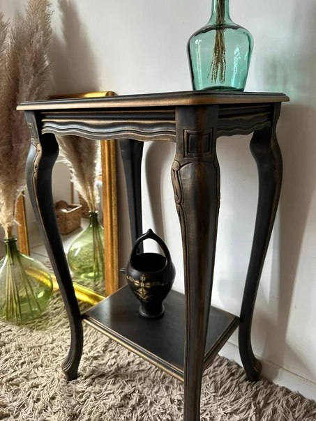 Reine. Table d'appoint noire patinée VENDUE