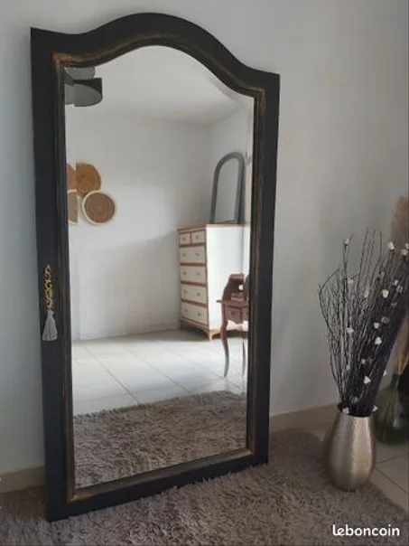 Yvan. Grand miroir ancien à poser noir patiné VENDU