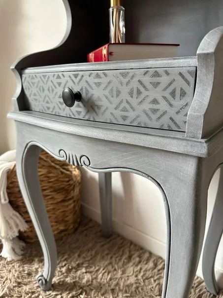 Louise. Table d'appoint grise patinée VENDUE