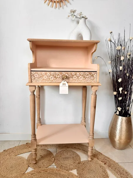 Faustine. Table de chevet  beige rosé fleuri❌Déjà vendue❌
