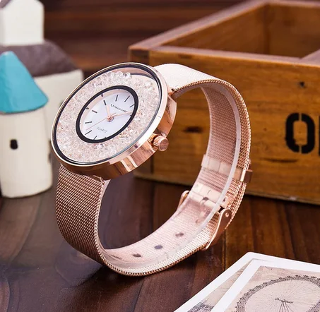 ساعة فاخرة باللون الذهبي الوردي بأحجار الراين اللامعة