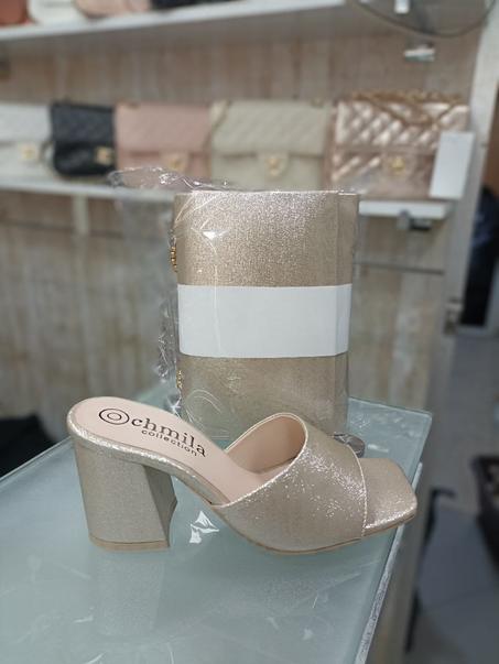 طقم أنيق فيه صاك وصندالة بنفس اللون والتصميم!