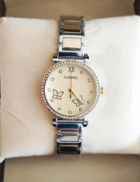 ساعة نسائية راقية من Chanel