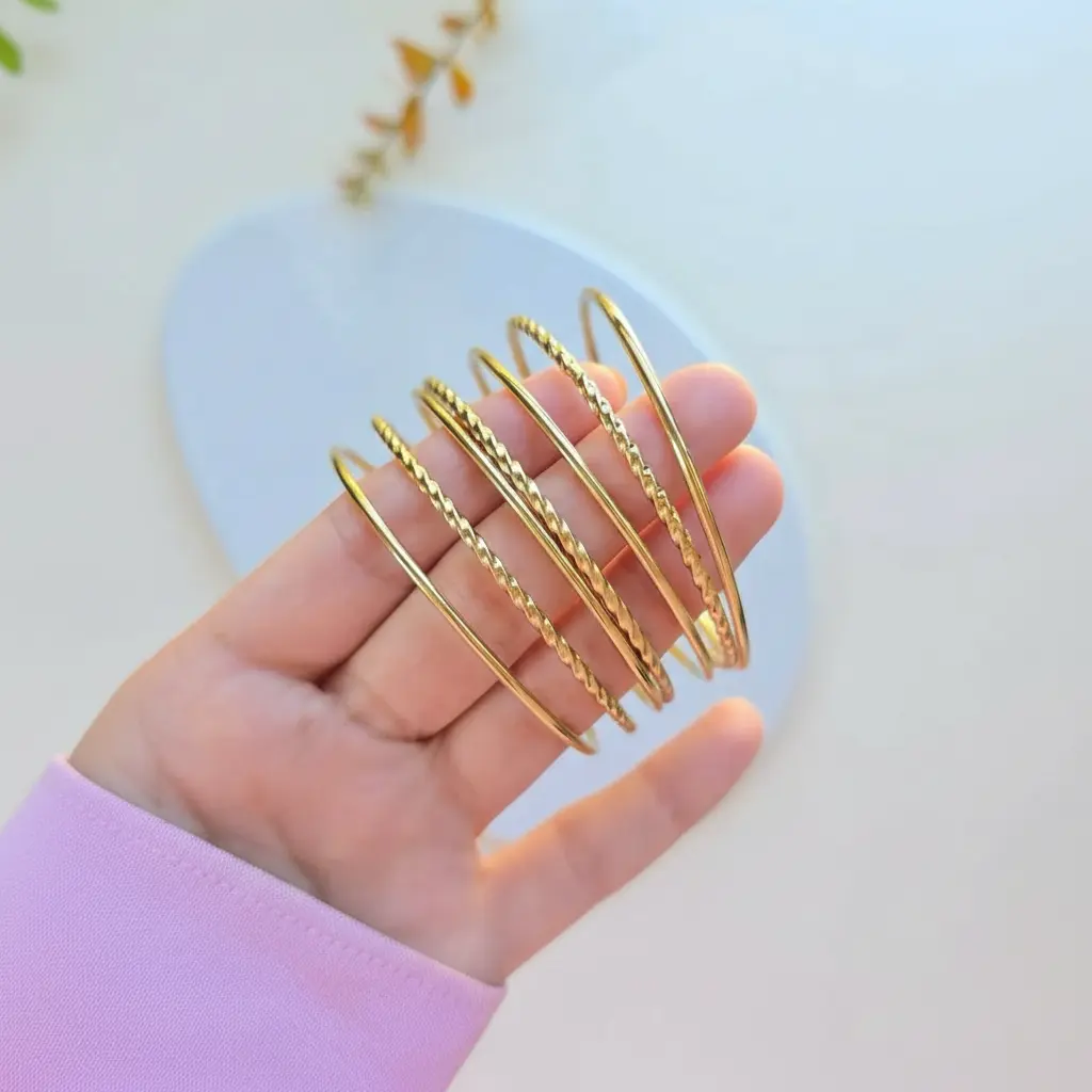 مجموعة أساور ذهبية أنيقة بجودة عالية