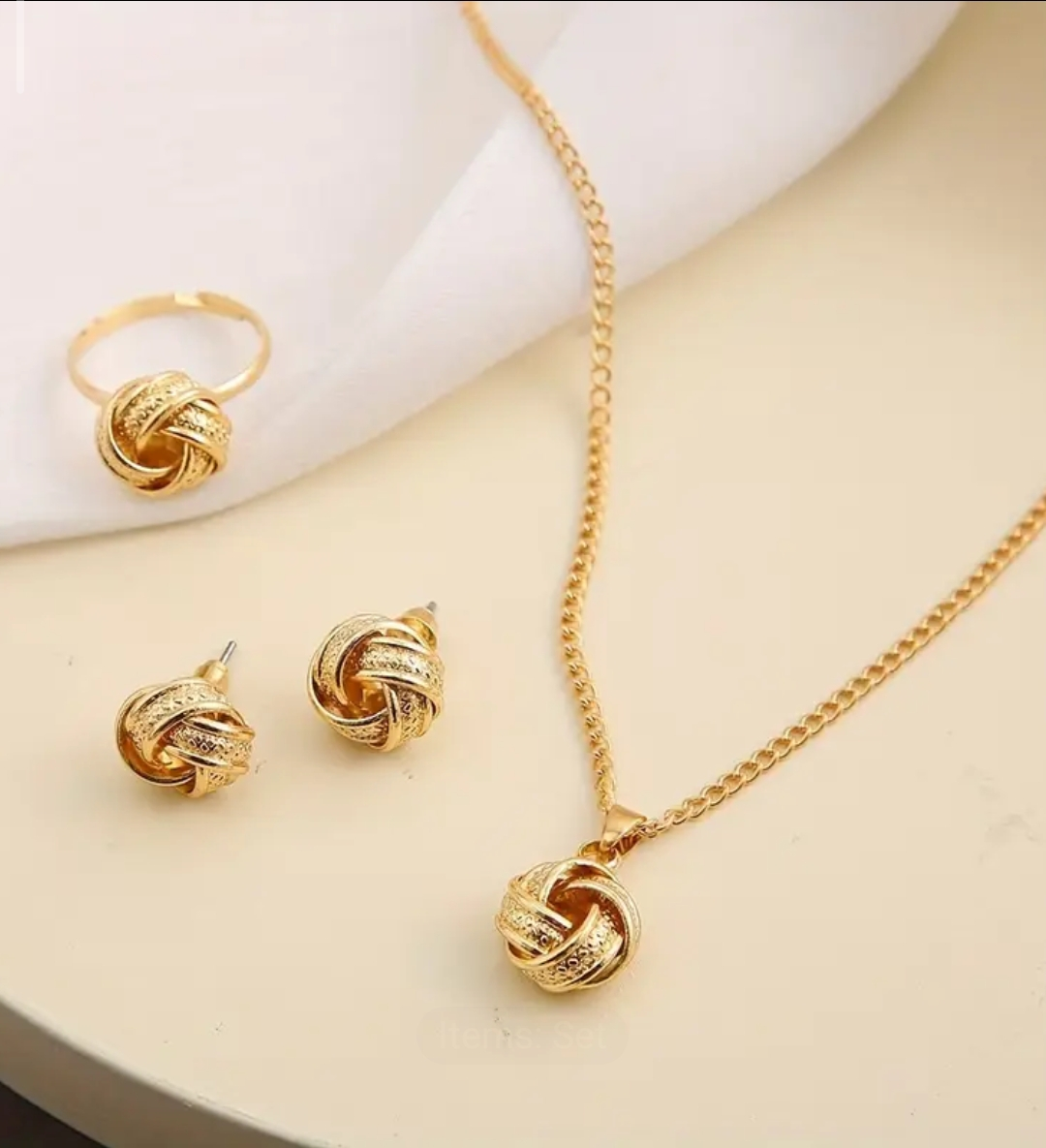طقم حلي ذهبي فاخر ✨ أناقة كتبرزك من أول نظرة