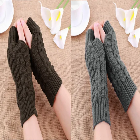 عرض خاص 🔥 طقم 2 قفازات نسائية نصف أصبع من الصوف — لونين زوينين بأناقة وحدة 🧤❄️