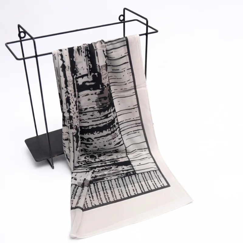 Foulard en Crêpe Chiffon – Géométrie Urbaine