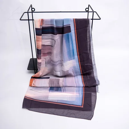 Foulard en Crêpe Chiffon – La Perspective Bleue & Terracotta