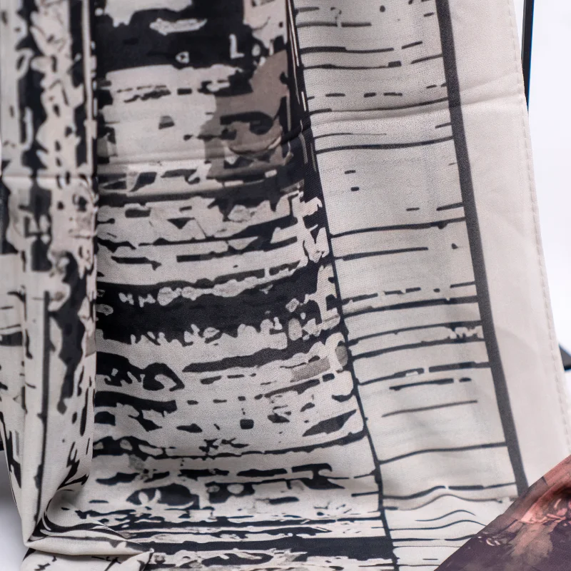 Foulard en Crêpe Chiffon – Géométrie Urbaine