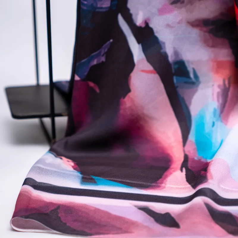 Foulard en Crêpe Chiffon – Éclat Abstrait