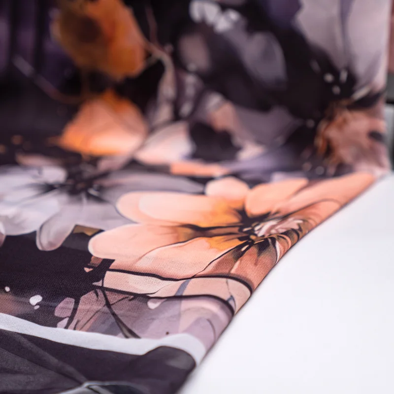 Foulard en Crêpe Chiffon – L'Ombre Florale Prune & Pêche