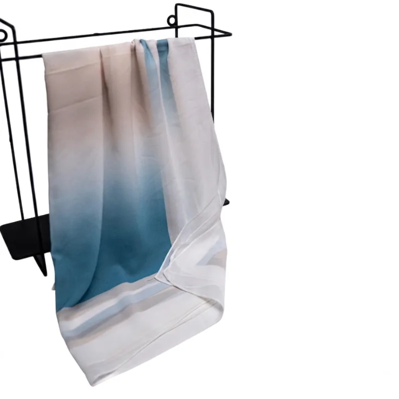 Foulard en Crêpe Chiffon – Dégradé Azur