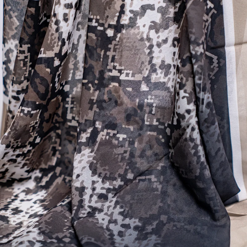 Foulard en Crêpe Chiffon – L'Empreinte Python & Taupe