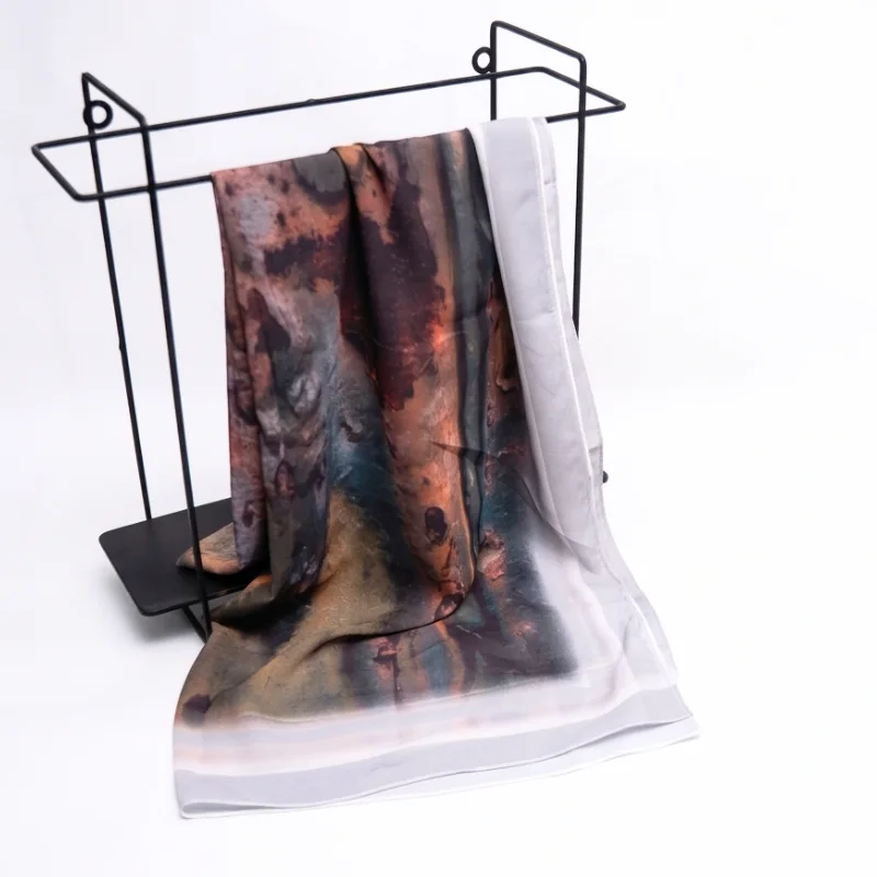 Foulard en Crêpe Chiffon – Perspective Abstraite