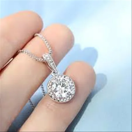 Collar con colgante de diamante