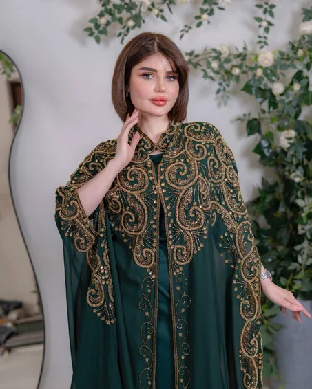 عباية سواريه أنيقة، تطريز ذهبي راقٍ، لون أخضر ملكي
