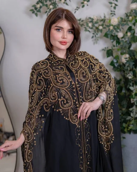 عباية سواريه فاخرة بالتطريز الذهبي – تصميم ملكي بإتقان عالٍ