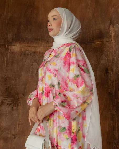🌸 فستان صيفي محتشم بطبعة الورود الراقية