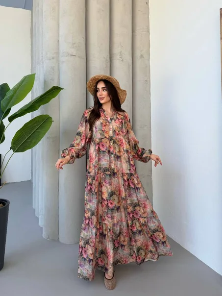 كل امرأة تستحق أن تشعر بالأناقة والثقة... وهذا الفستان صُمم ليمنحك ذلك. 🌸