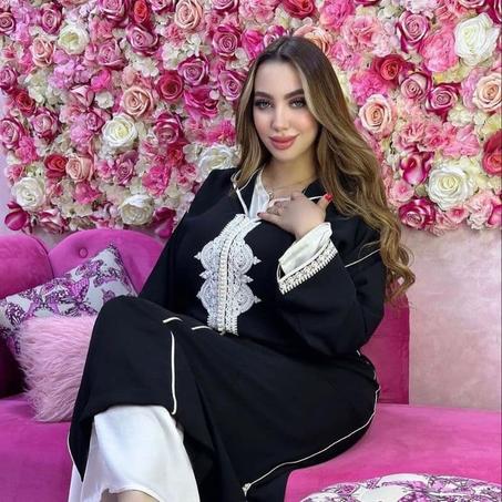 امنحي نفسك إطلالة فاخرة 😍تجمع بين الأصالة المغربية والتصميم العصري مع جلابة مطروزة 2 بياس مثالية للمناسبات واللقاءات اليومية🤩 ثوب كريب ممتاز عالي الجودة   احصلي على إطلالة تخطف الأنظار الآن