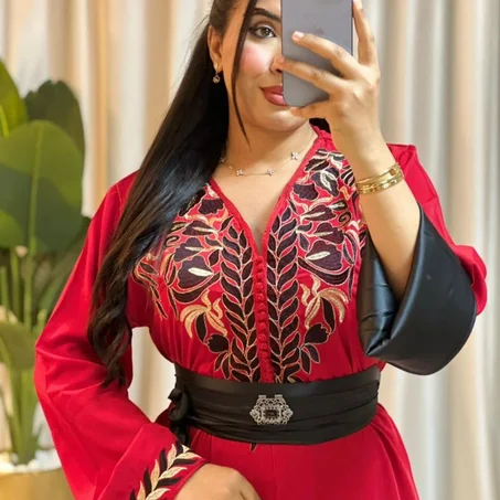 ✨ قفطان العيد الفاخر… عنوان الأنوثة الراقية 👑تصميم يجمع بين الفخامة والبساطة، مطرز بدقة باش يعطيك إطلالة ملكية تليق بك فكل مناسبة 💖سارعو بالطلب👇🏻 قبل انتهاء العرض و نفاذ الكمية⏳