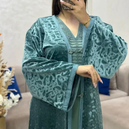 خلي القفطان ديالك يهضر على الأناقة ديالك فعيد 2026… وخليك ديما مختلفة ومميزة  مع القفطان 2 بياس  👑 + هديتك ثمن مميز 💝 فرصة محدودة، كوني نجمة العيد 🌙