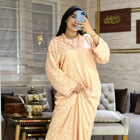 جلابة الكمخة 2 بياس ✨ مخدومة بالرندة باليد… أناقة راقية 👑 مثالية لرمضان 🌙 والعيد 🎉 والمناسبات الخاصة، إطلالة فخمة تخليك متألقة في كل لحظة ✨ ⚠️ ستوك محدود والكمية قليلة