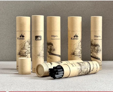 bâtonnets d'encens emballés dans un tube en carton.