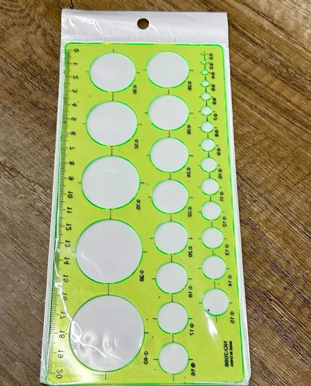gabarit de traçage de cercles et une règle, fabriqué en Chine.