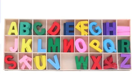 ensemble est un puzzle ou un jeu éducatif de lettres majuscules en bois colorées.