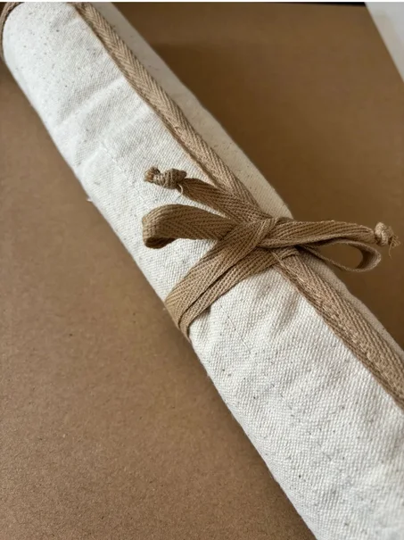 organisateur enroulable en toile, souvent appelé trousse à outils enroulable ou étui à pinceaux,