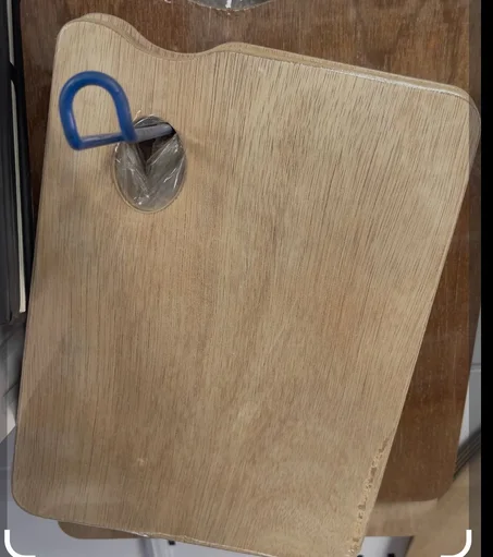 planche à découper en bois.