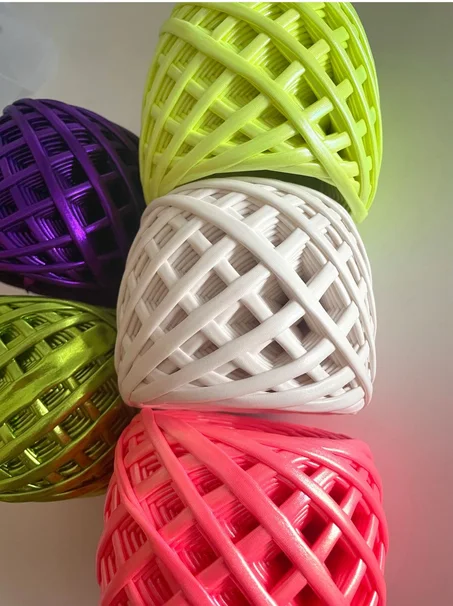 bobine de corde en papier jaune (fluo).