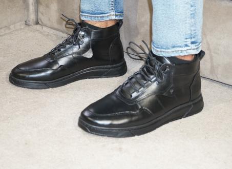 حذاء من الجلد الطبيعي