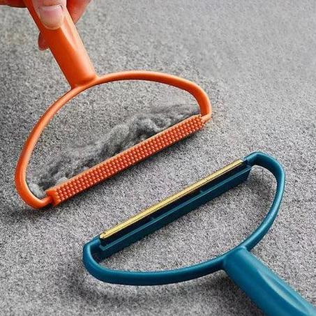 مزيل الفراء المحمول على الملابس