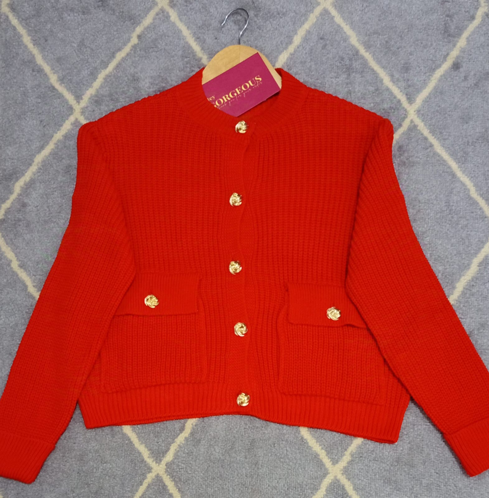 Gilet Rouge à Boutons Dorés