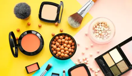 ملابس وإكسسوارات النساء