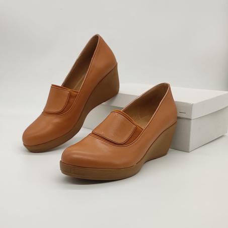 حذاء من الجلد الطبيعي