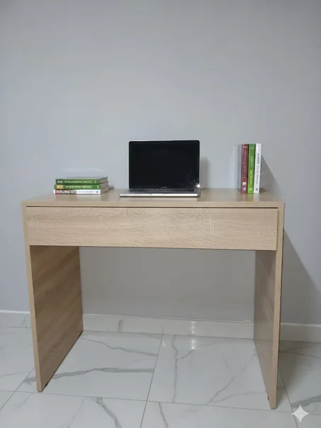 مكتب خشبي عصري بتصميم بسيط وأنيق يمكن استعماله ايضا ك كوافوز