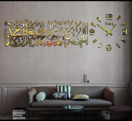 كادر يتكون من اية قرانية و الساعة