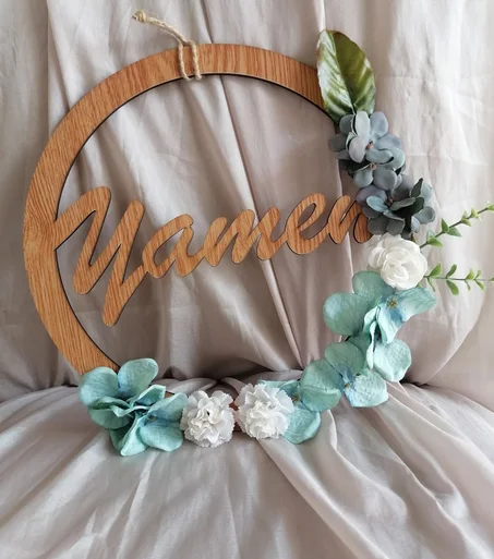 Cercle prénom personnalisé en bois avec fleurs – Décoration murale