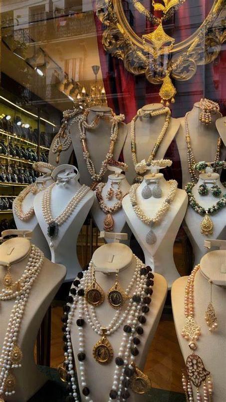 الحلي والمجوهرات