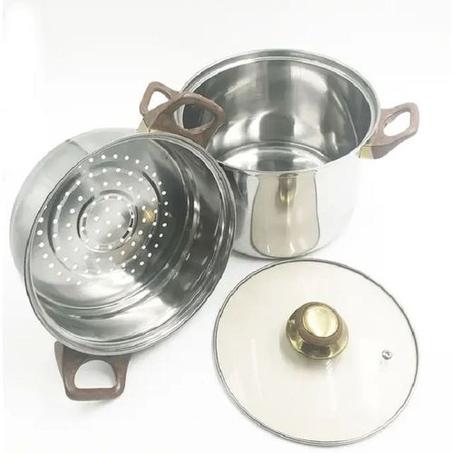 صانعة الكسكس على البخار