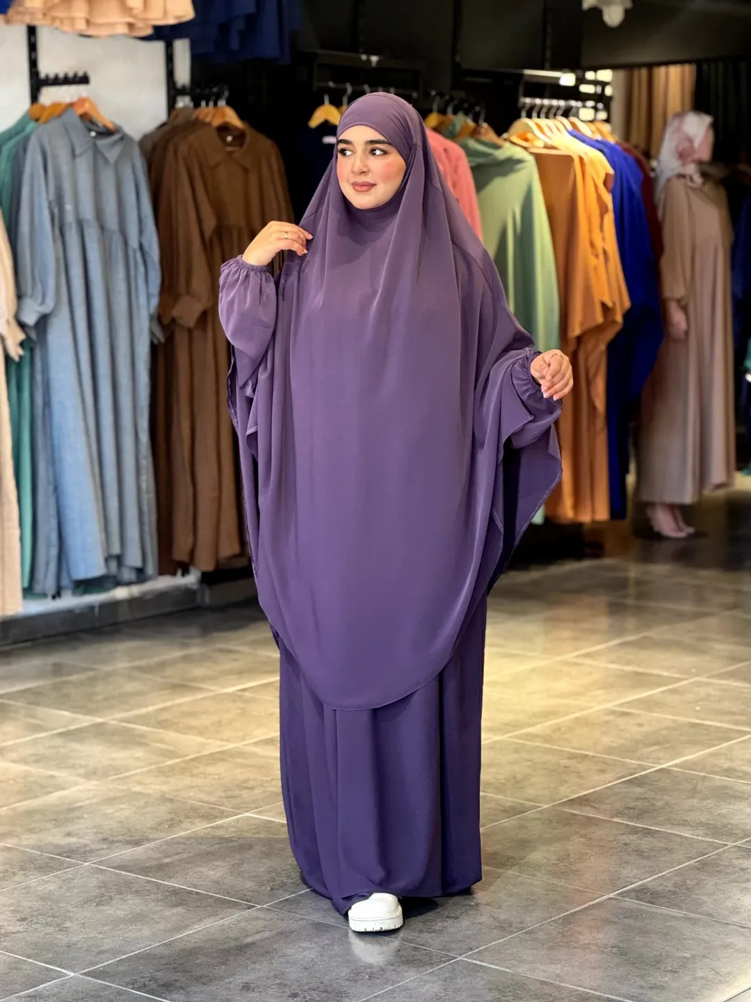 اعتزي بحجابكِ مع طقم "الستر" الأنيق
