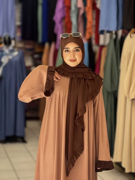 أناقة محتشمة بطابع عصري – عباية مع فولار أنيق