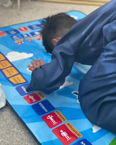 سجادة للتعليم الصلاة للأطفال خطوة بخطوة