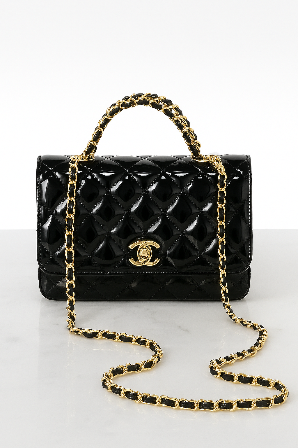 Chanel – Sac à rabat top handle en cuir verni matelassé CC
