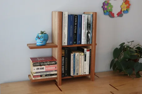 رف مكتبي خشبي قابل للتعديل بطبقتين – نظّم مكتبك واسترجع تركيزك في دقائق!